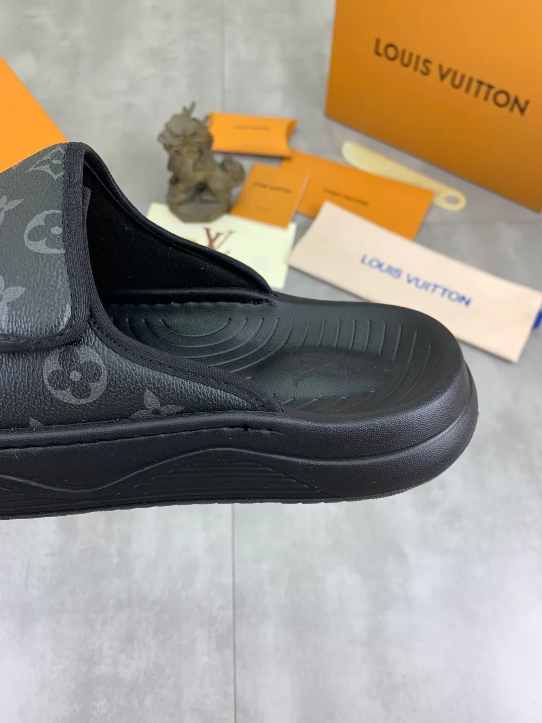 Men's shoes 💰P320💰【New style】🆘 Original quality 【LOUIS VUITTON】The popular Louis Vuitton LV men's slippers on the official website are on sale simultaneously! Original fabric imported from Italy. Original bottom provided by the original factory. Number of yards: 38-44 (customized to 45). Multiple colors to choose from. Fully packaged drawer box.